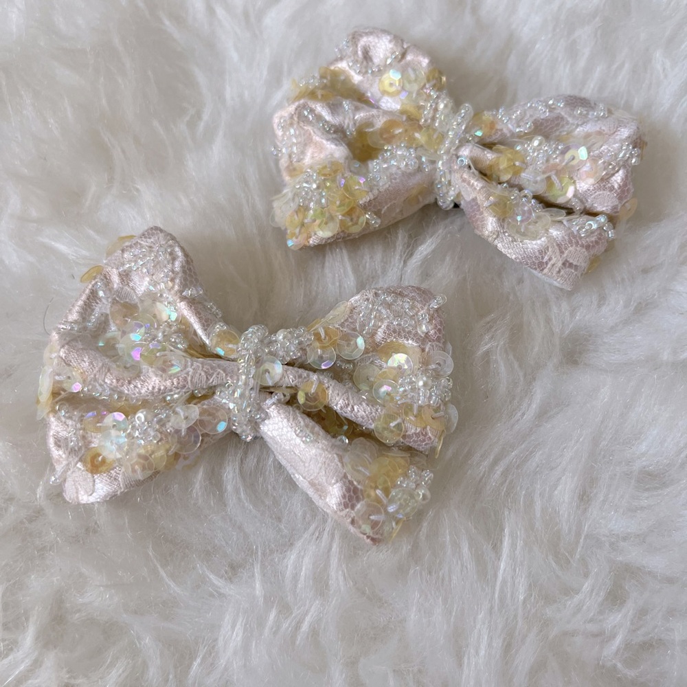Clip on shoe bows